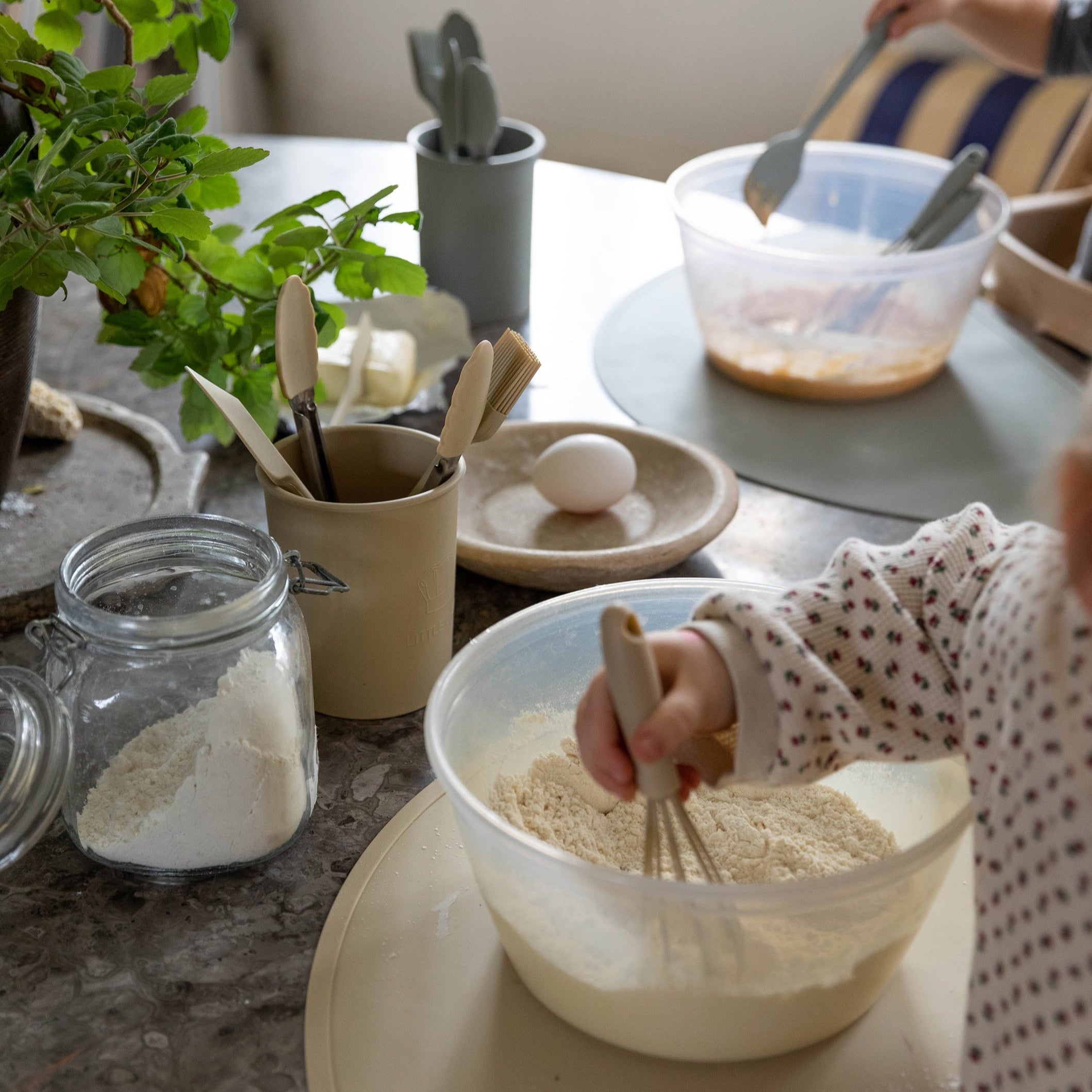 Silicone kids utensils for cooking and baking from danish kids brand Everleigh and Me. Enjoy fun times in the kitchen with your children learning fine motor skills through cooking and baking.