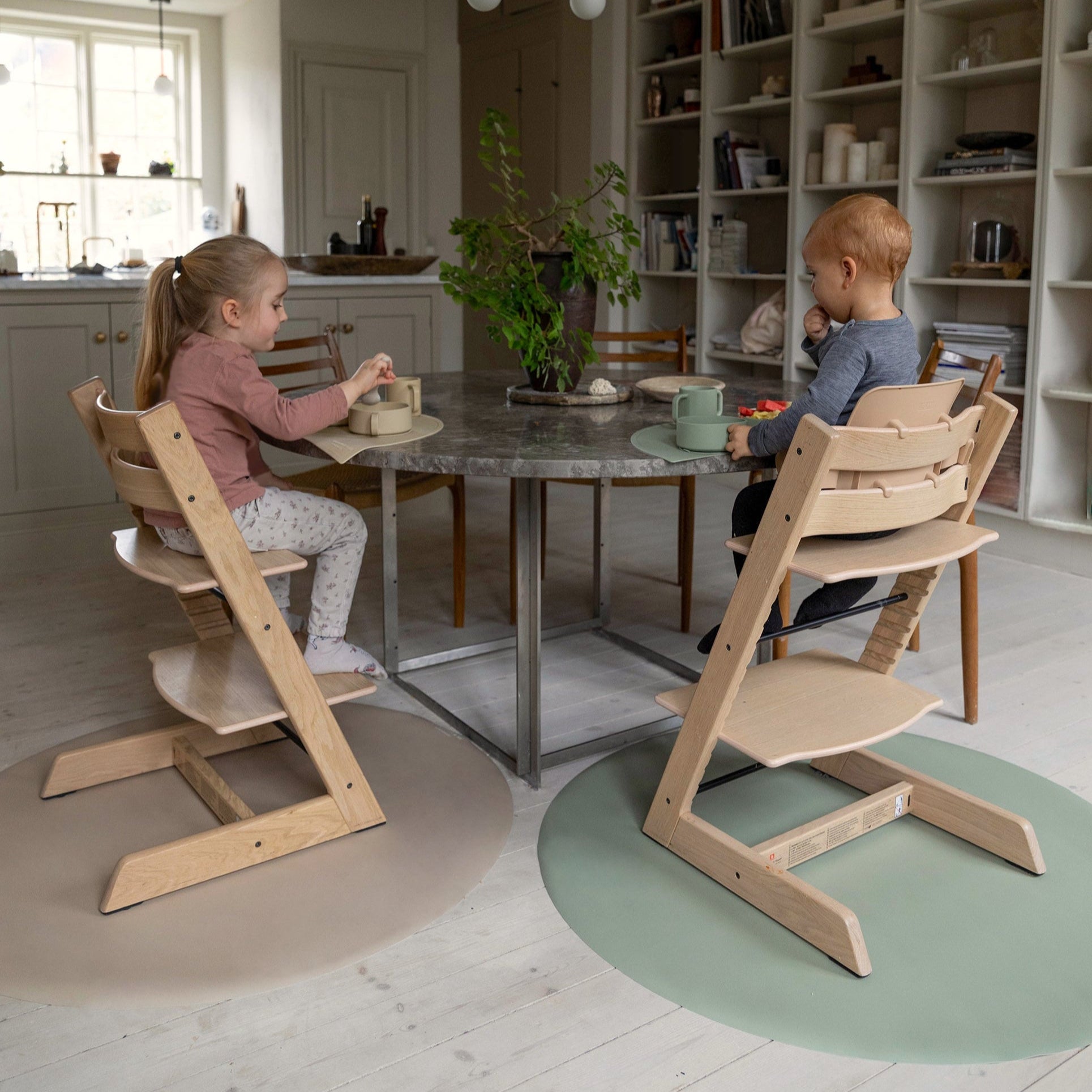 Praktisk gulvbeskytter til stole og højstole. Everleigh and me underlag i Olive og Clay. Undgå spildte madrester på gulvet med gulvmåtten fra Everleigh and me.