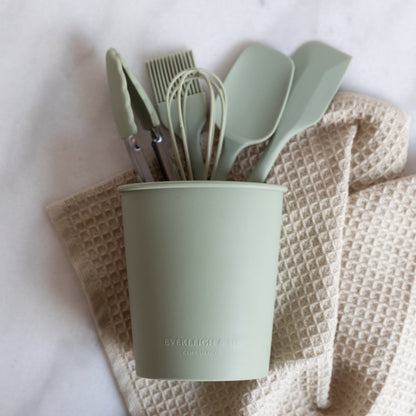 Silikone køkkenredskaber til børn i Olive farve designet til små kokke der gerne vil deltage i madlavningen. Køkkesættet er fra Everleigh and Me 